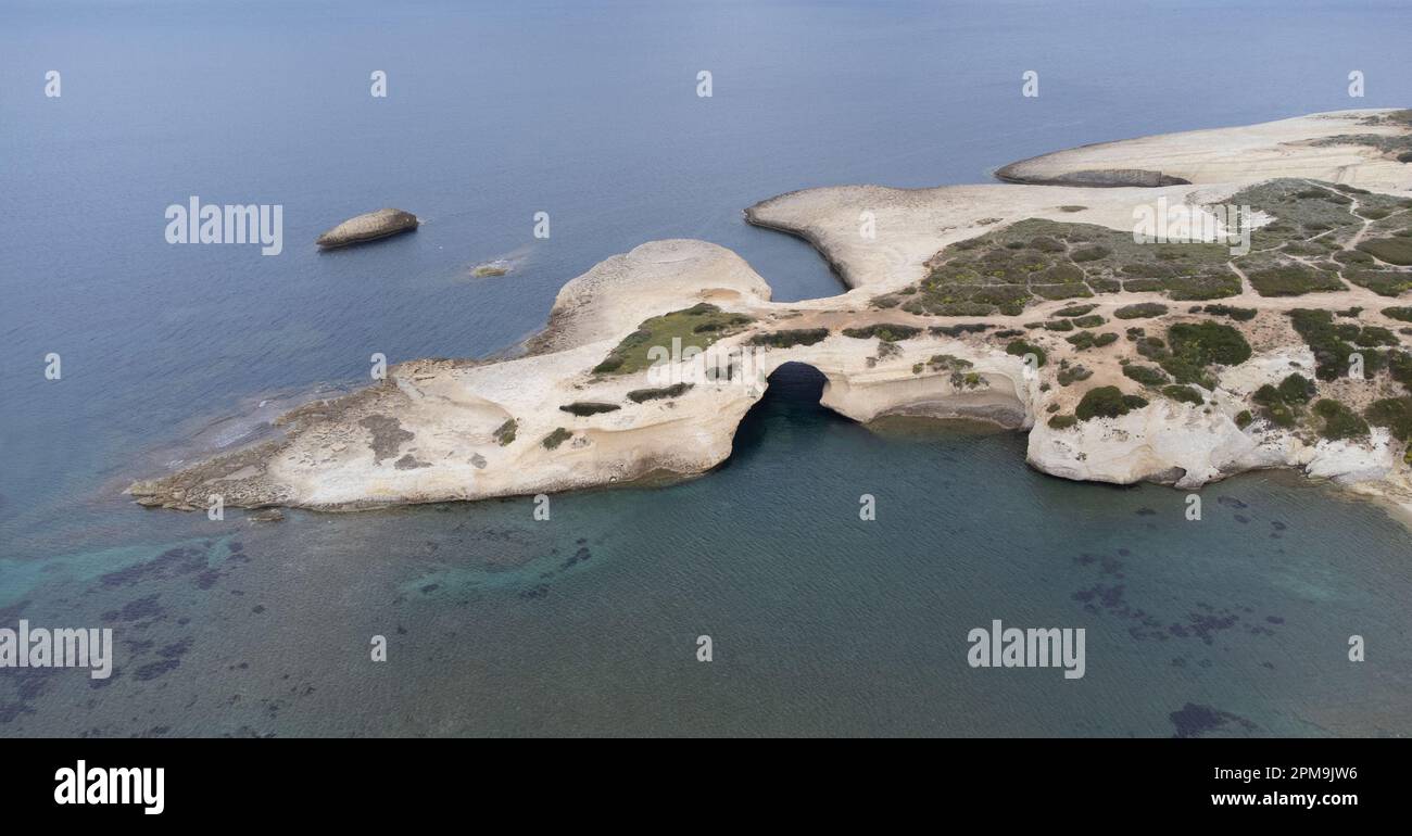 Der Felsen von S'Archittu di Santa Caterina in der Provinz Oristano, Sardinien, Italien, aus der Vogelperspektive Stockfoto