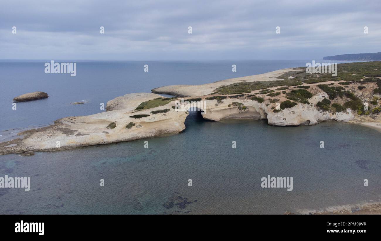 Der Felsen von S'Archittu di Santa Caterina in der Provinz Oristano, Sardinien, Italien, aus der Vogelperspektive Stockfoto