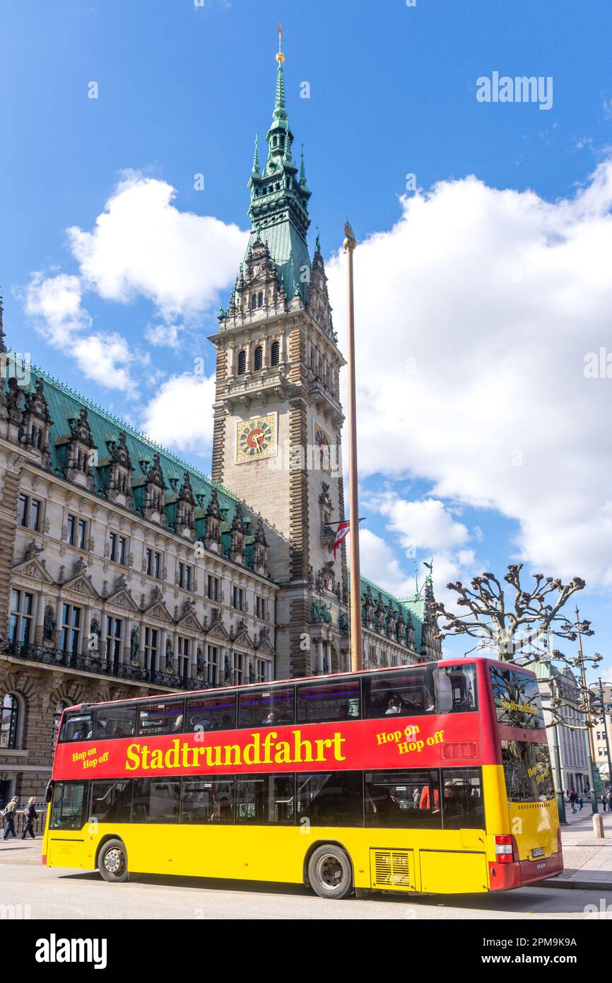 Hop-on-Hop-off-Bus der Stadrundfahrt mit dem Hamburger Rathaus, Rathausplatz, Hamburg, Bundesrepublik Deutschland Stockfoto