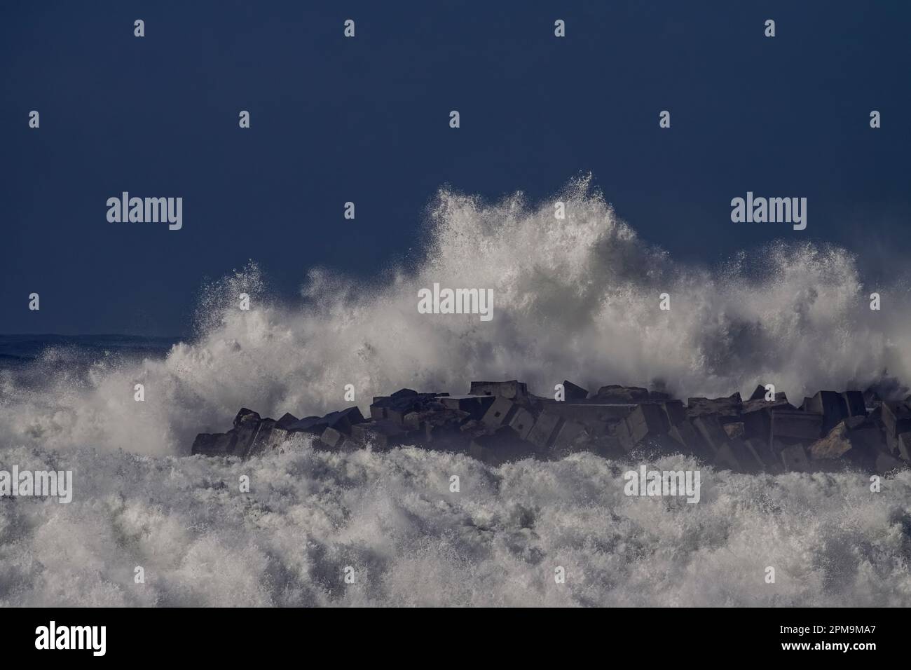 Eingang zum Hafen Povoa de Varzim bei Sturm, nördlich von Portugal. Stockfoto