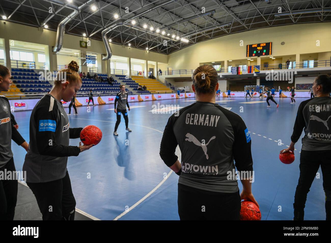 Chalkida, Griechenland. 12. April 2023. Handball, Frauen: Qualifikation bei der Frauenweltmeisterschaft, Griechenland - Deutschland, Europa, 2. Qualifikationsrunde, zweite Etappe in Chalkida. Deutschlands Meike Schmelzer (l) und Teamkollegen wärmen sich auf. Kredit: Angelos Tzortzinis/dpa/Alamy Live News Stockfoto