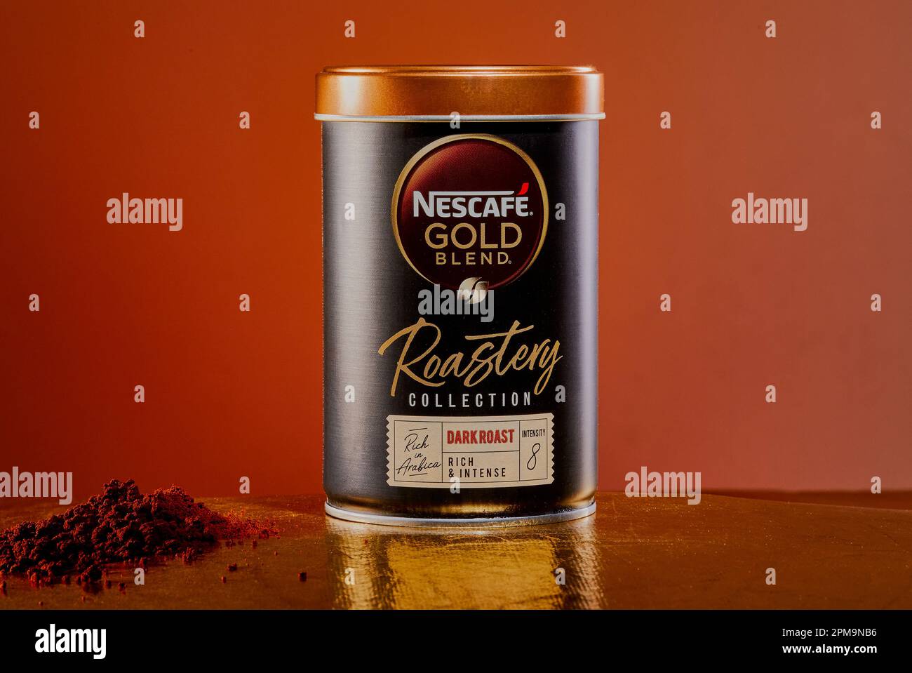 Mansfield,Nottingham,Vereinigtes Königreich:Studio-Produktbild von Nescafe Gold Blend Roasting Collection Instantkaffee. Stockfoto