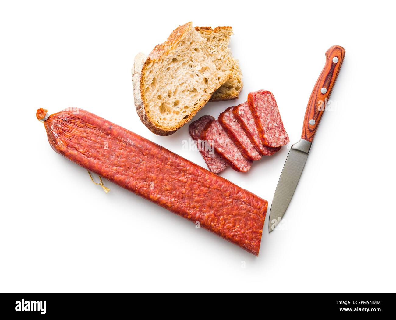Geräucherte Wurst. Geschnittene Salami und Brot isoliert auf weißem Hintergrund. Stockfoto