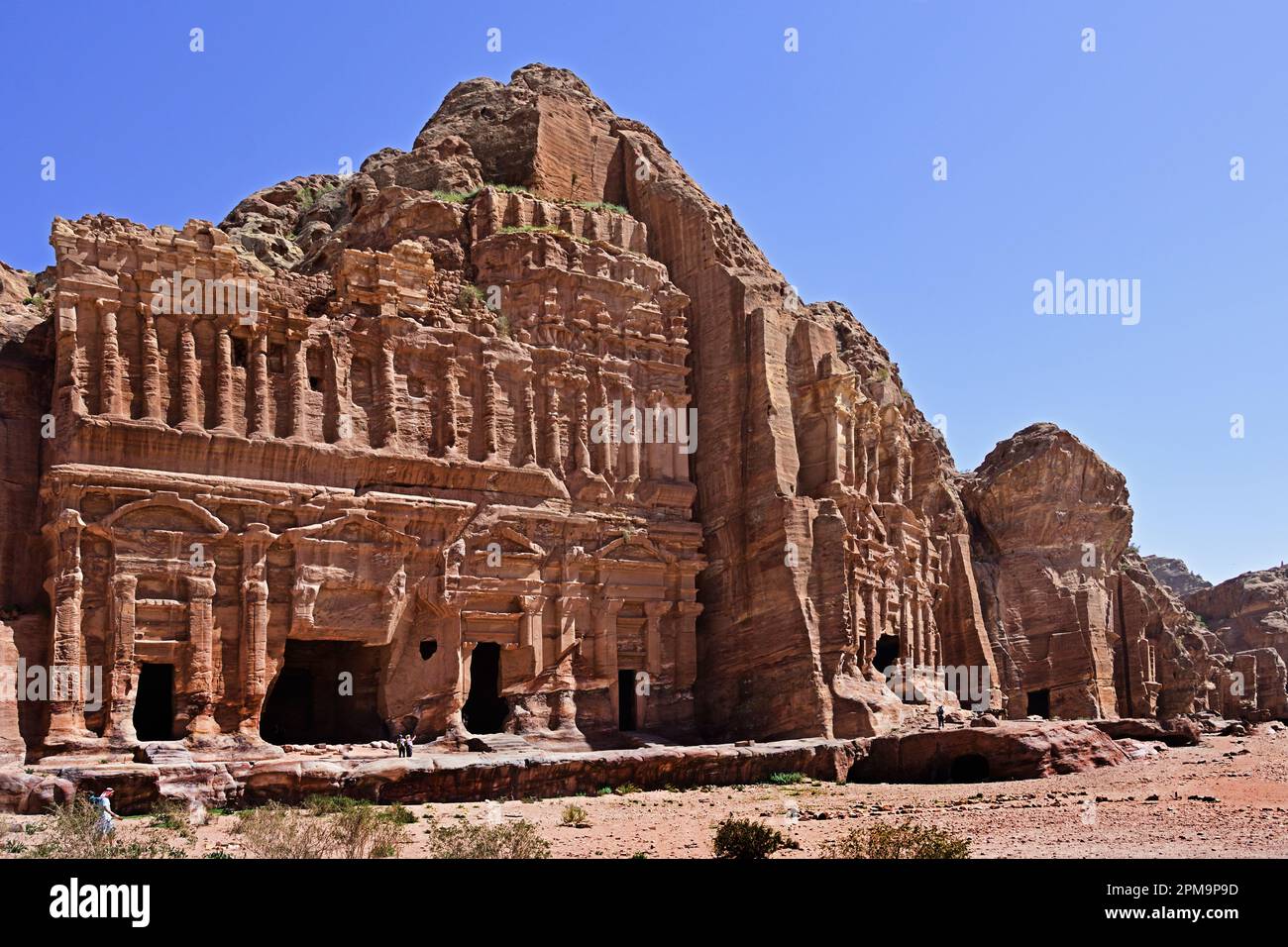 Palastgräber - Korinthisches Grab Petra Stadt Nabatäische Karawane Stadt Felsfassaden Jordan geschnitzte Sandsteinwüste. Blick auf die königlichen Gräber Stockfoto