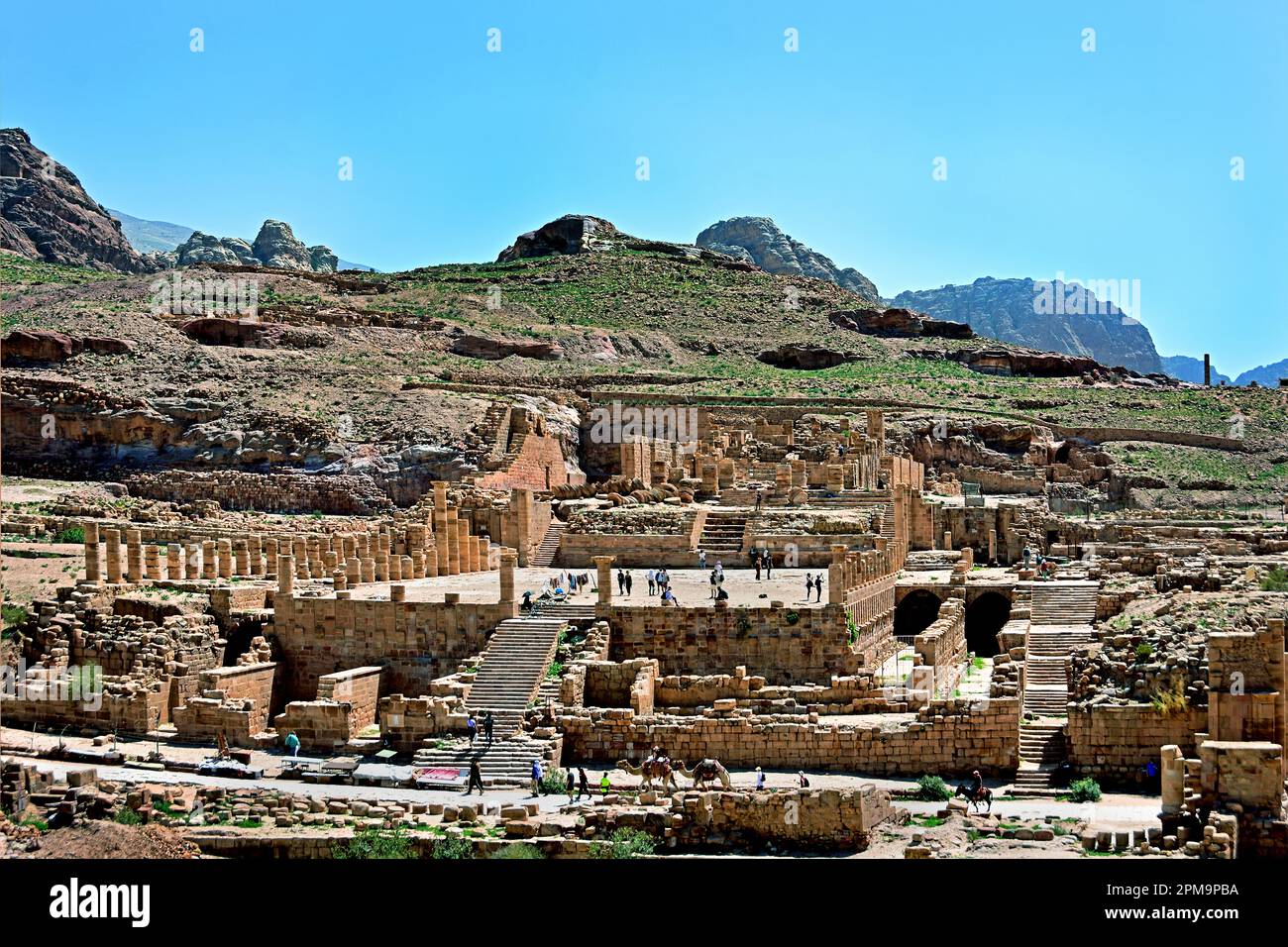 Großer Tempel der Stadt Petra Nabataeanische Karawane-Stadt Felsfassaden Jordan geschnitzte Sandsteinwüste. Stockfoto