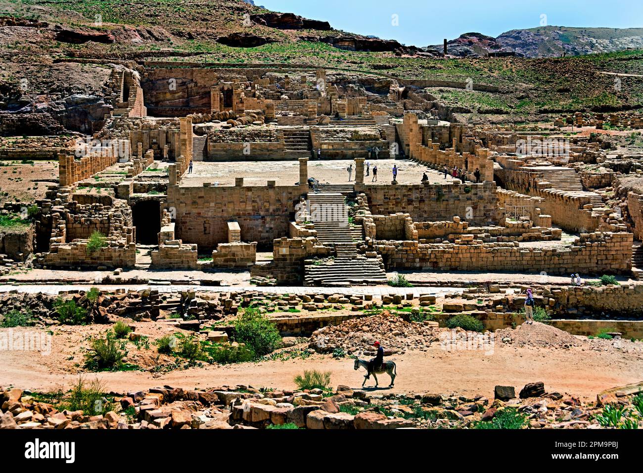 Großer Tempel der Stadt Petra Nabataeanische Karawane-Stadt Felsfassaden Jordan geschnitzte Sandsteinwüste. Stockfoto