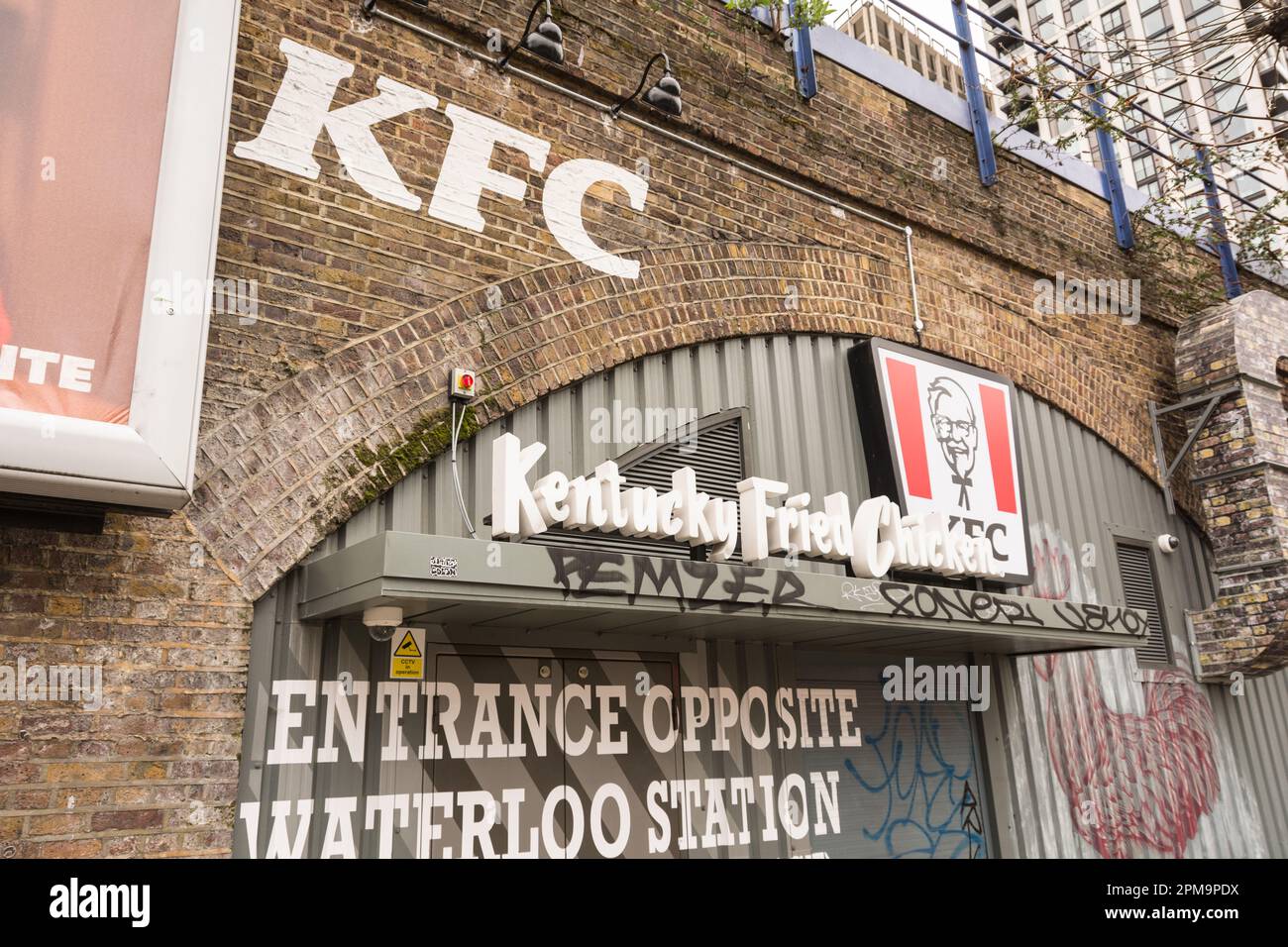 Ein Fast-Food-Restaurant Colonel Saunders Kentucky Friend Chicken in einem der Bögen vor der Waterloo Station in Waterloo, London, SE1, England, Großbritannien Stockfoto