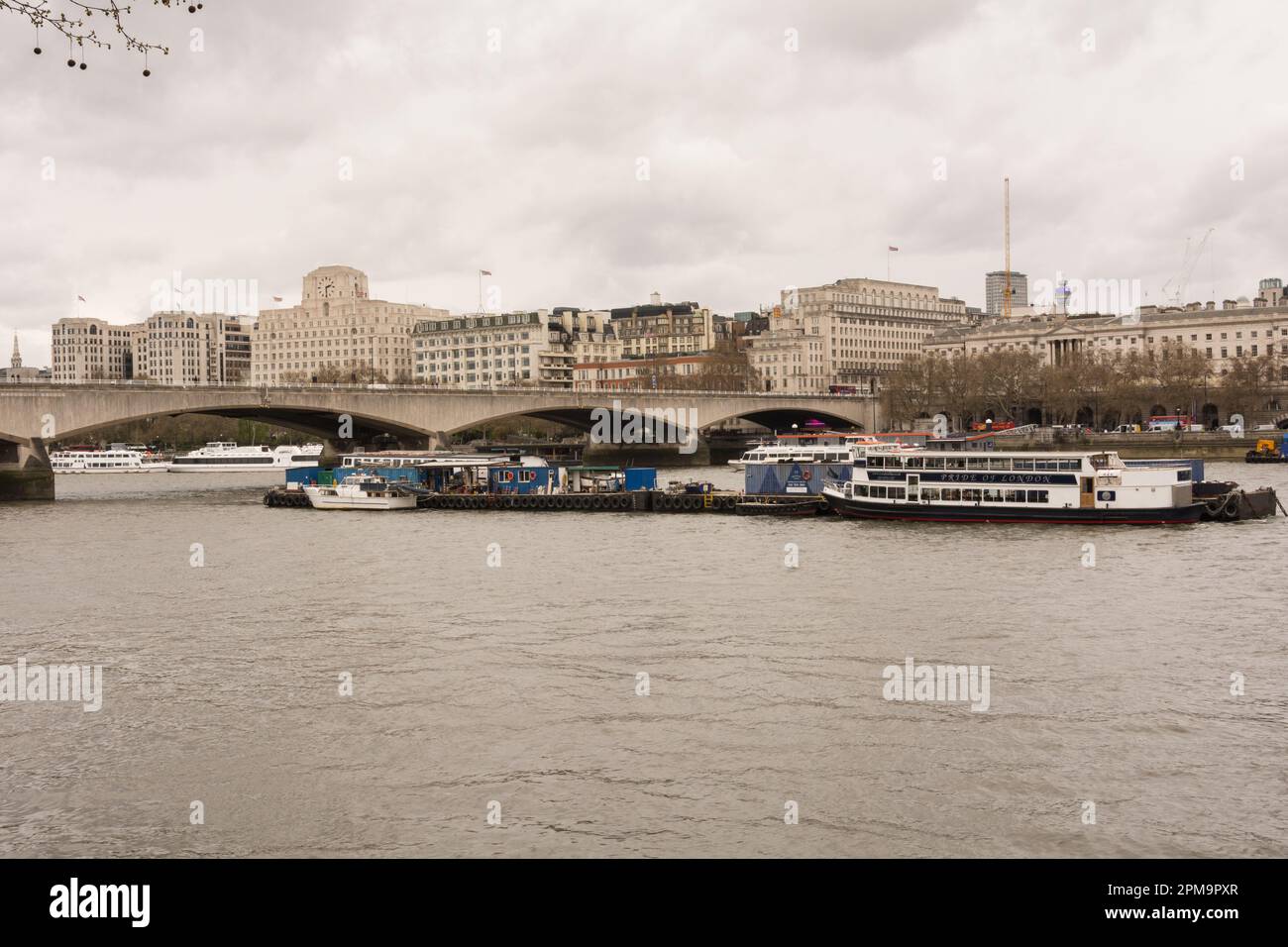 Riverboats vor Shell House und Waterloo Bride, London, England <Uk Stockfoto