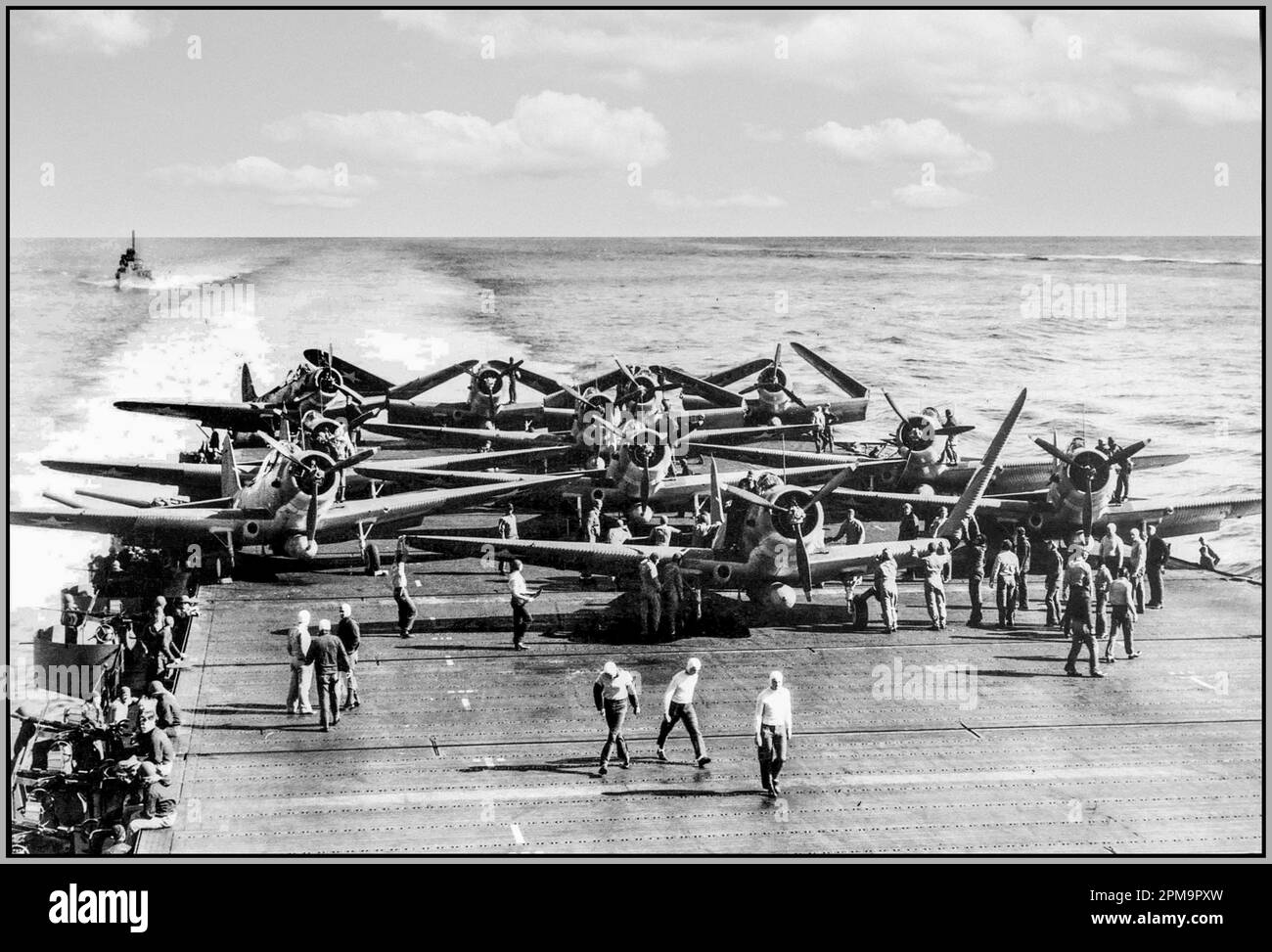 SCHLACHT VON MIDWAY 2. Weltkrieg US Douglas-TBD-1-Torpedo-Bomber entfalten ihre Flügel für den Start vom Flugzeugträger USS Enterprise während der Schlacht von Midway, 4. Juni 1942 die Schlacht von Midway war eine große Seeschlacht im Pazifischen Theater des Zweiten Weltkriegs, die vom 4. Bis 7. Juni 1942 stattfand. Stockfoto