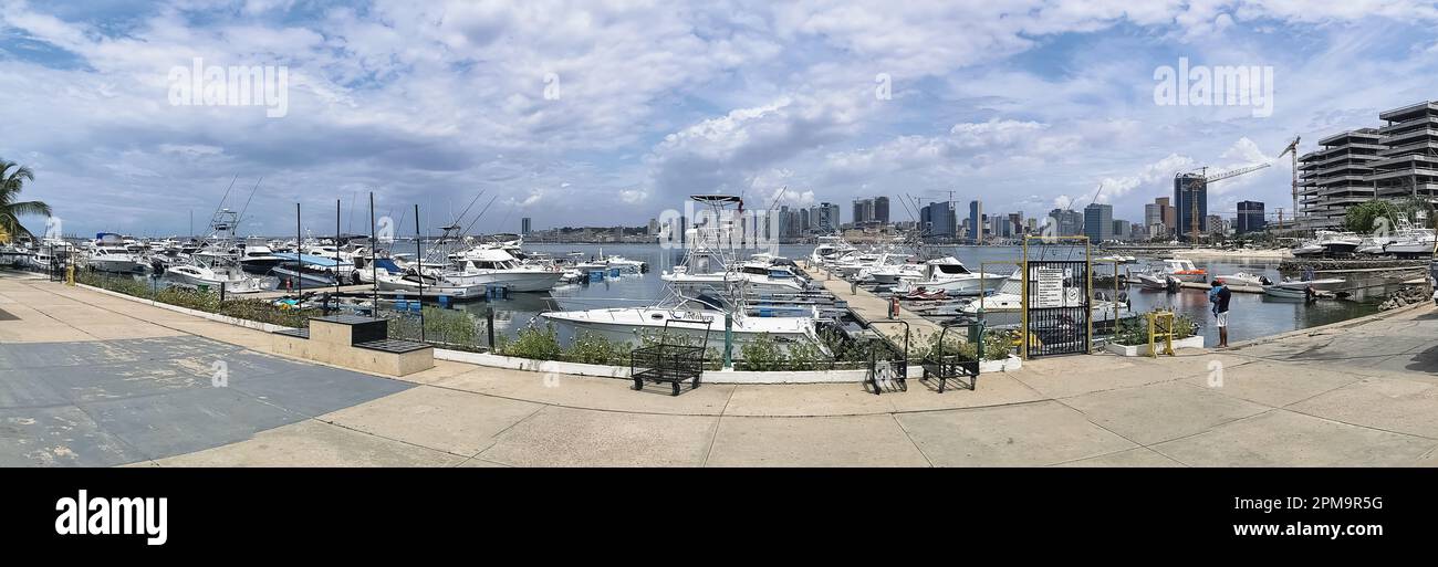 Luanda Angola - 03 12 2023 Uhr: Panoramablick auf den Yachthafen und die Innenstadt von Luanda, Bucht von Luanda, marginale und zentrale Gebäude, in Angola Stockfoto