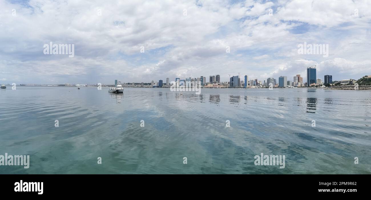 Luanda Angola - 12 03 2023: Panoramablick auf die Innenstadt von Luanda, mit Gebäuden der Skyline der Stadt, Luanda Bay, Cabo Island und Hafen von Luanda, Luan Stockfoto