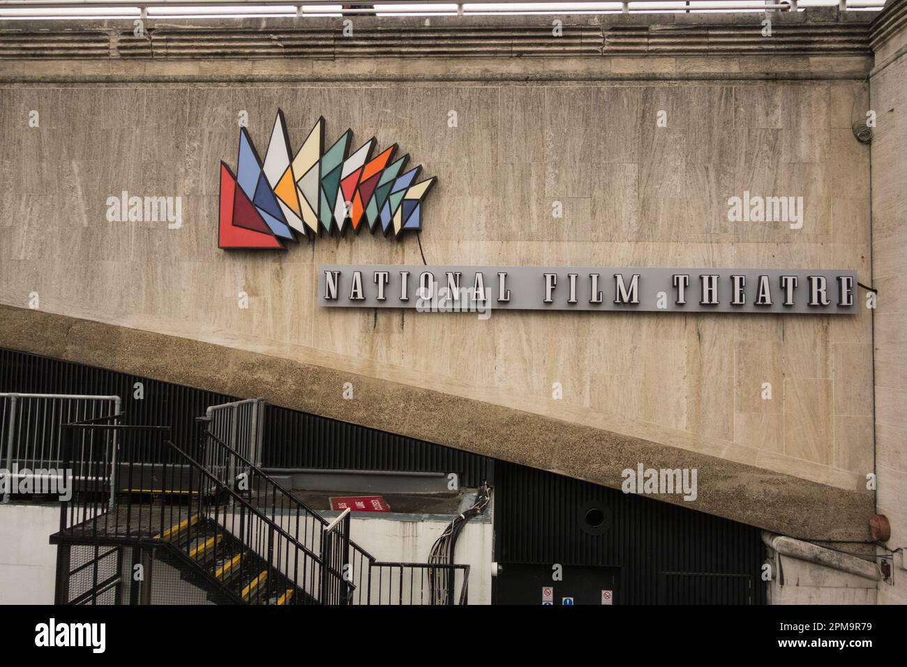 Nahaufnahme der Beschilderung zum National Film Theatre auf der Waterloo Bridge an der Londoner Southbank, SE1, England, Großbritannien Stockfoto