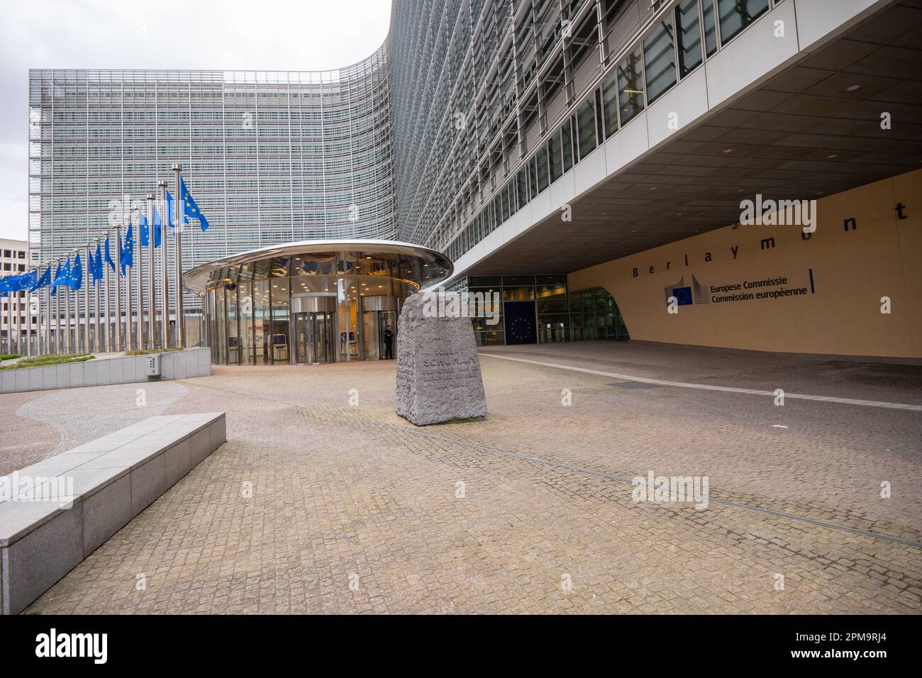 Das Berlaymont-Gebäude vom Robert-Schuman-Kreisverkehr aus gesehen. Das Berlaymont ist ein Bürogebäude in Brüssel, Belgien, in dem sich der Hauptsitz befindet Stockfoto