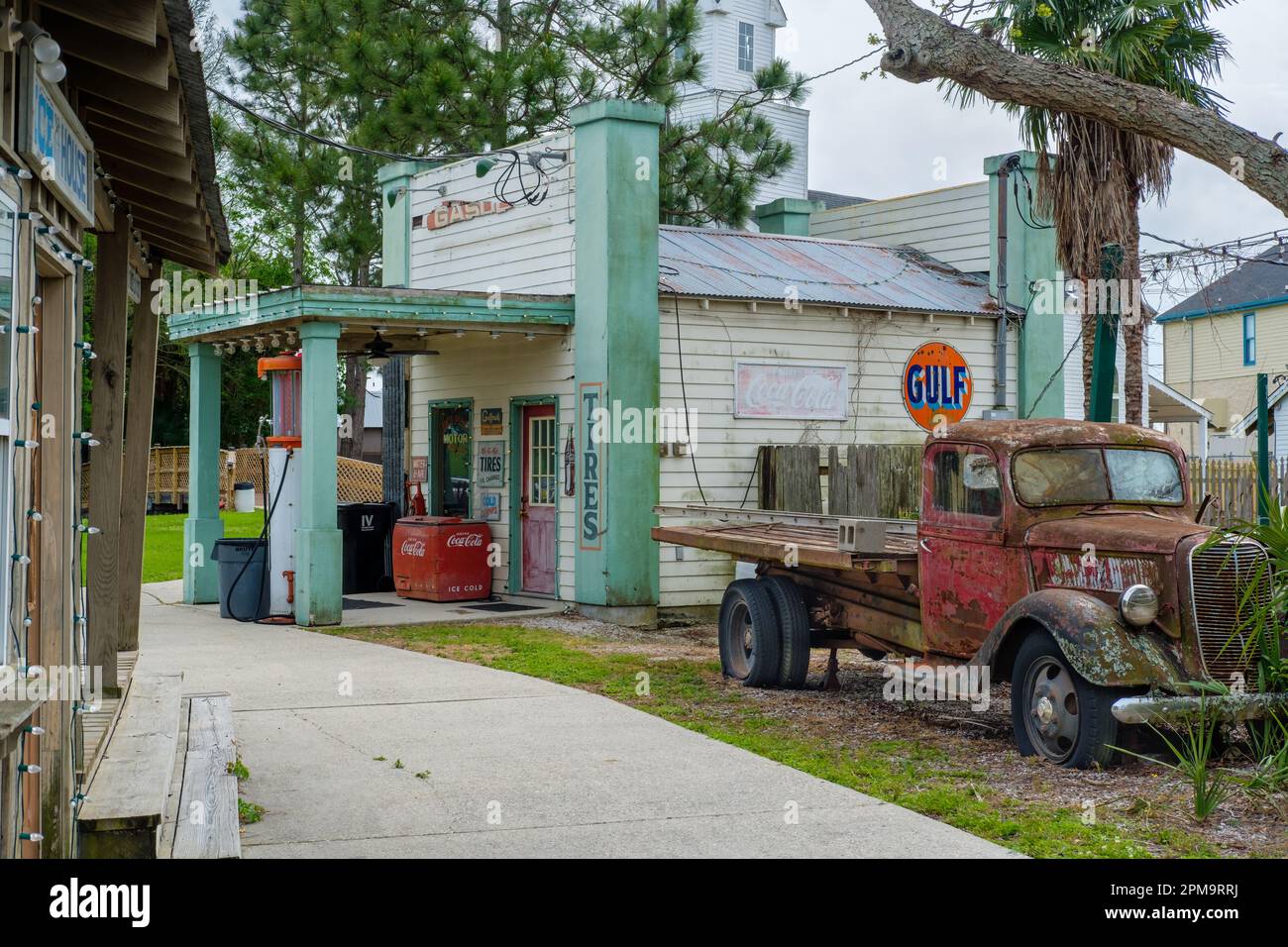 KENNER, LA, USA - 31. MÄRZ 2023: Nachbildung einer Kleinstadt aus den 30er Jahren mit Retro-Tankstelle und einem rostigen alten 1930er Ford Pickup-Truck im Heritage Park Stockfoto