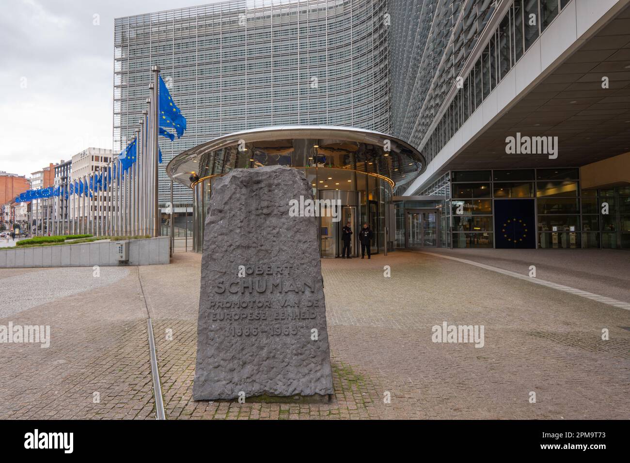 Das Berlaymont-Gebäude vom Robert-Schuman-Kreisverkehr aus gesehen. Das Berlaymont ist ein Bürogebäude in Brüssel, Belgien, in dem sich der Hauptsitz befindet Stockfoto