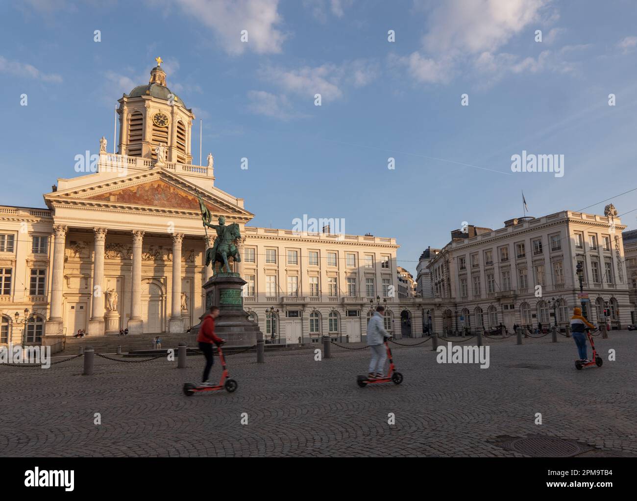 Elektrische Roller fahren vor dem Königspalast von Brüssel (Französisch: Palais Royal de Bruxelles, Niederländisch: Koninklijk Paleis van Brussel, Deutsch: Köni Stockfoto