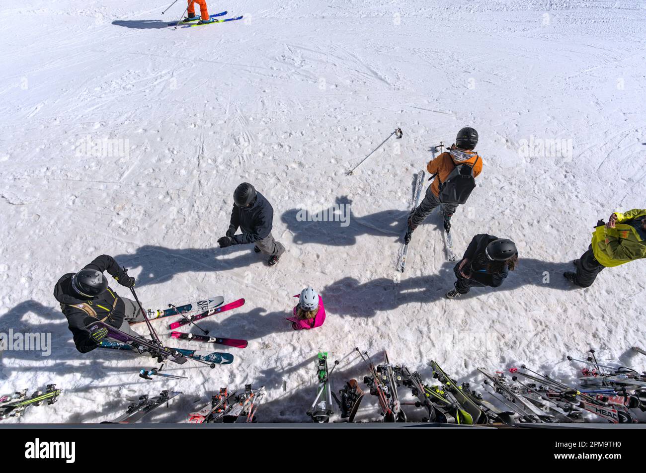 Eine Gruppe von Skifahrern bereitet sich auf den Abstieg in Les Diablerets in den Schweizer Alpen vor Stockfoto