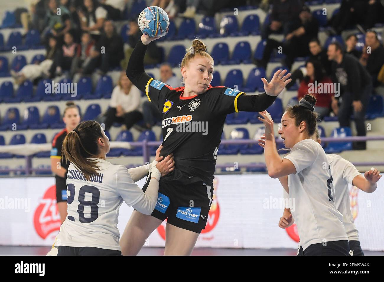 Chalkida, Griechenland. 12. April 2023. Handball, Frauen: Qualifikation bei der Frauenweltmeisterschaft, Griechenland - Deutschland, Europa, 2. Qualifikationsrunde, zweite Etappe in Chalkida. Deutschlands Meike Schmelzer wirft den Ball. Kredit: Angelos Tzortzinis/dpa/Alamy Live News Stockfoto