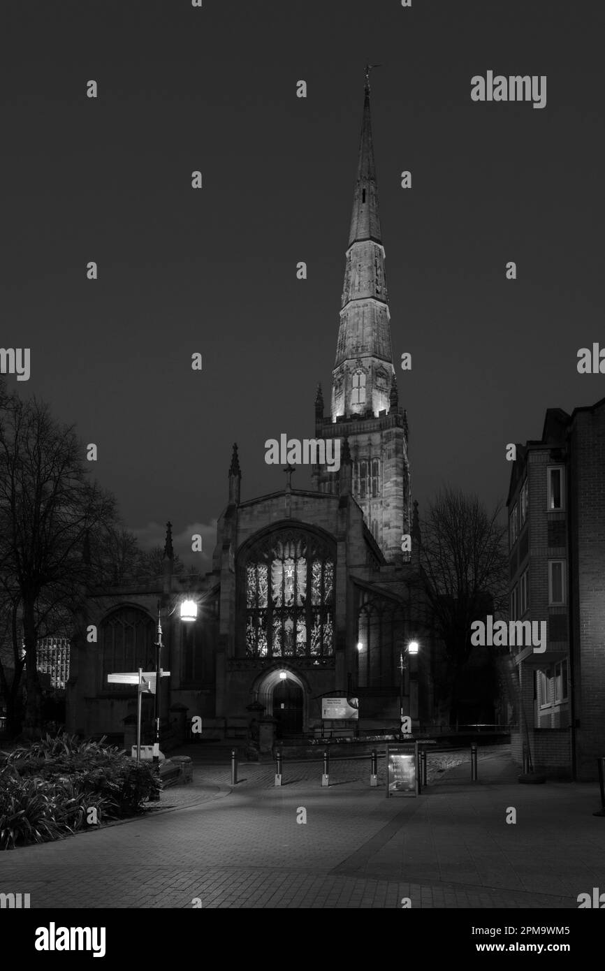 Blick in die Abenddämmerung auf die Holy Trinity Church, Coventry City, Warwickshire, England, Großbritannien Stockfoto