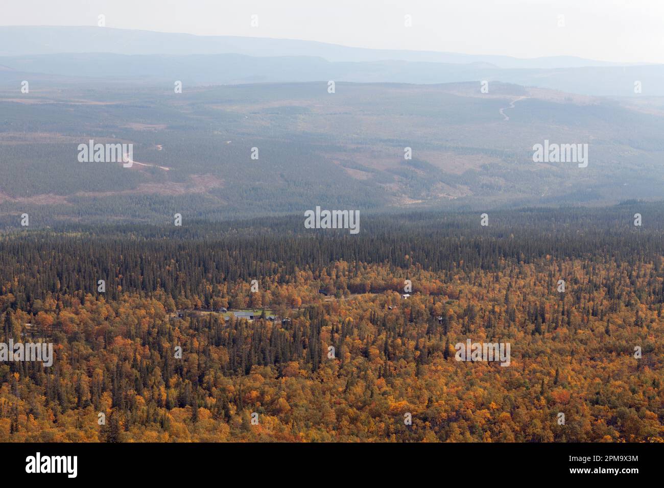 Berghang in Erdtönen. Kleine Dörfer, Wälder, weite Gebiete und Wiederaufforstung. Nordische Berge im September und Oktober. Stockfoto