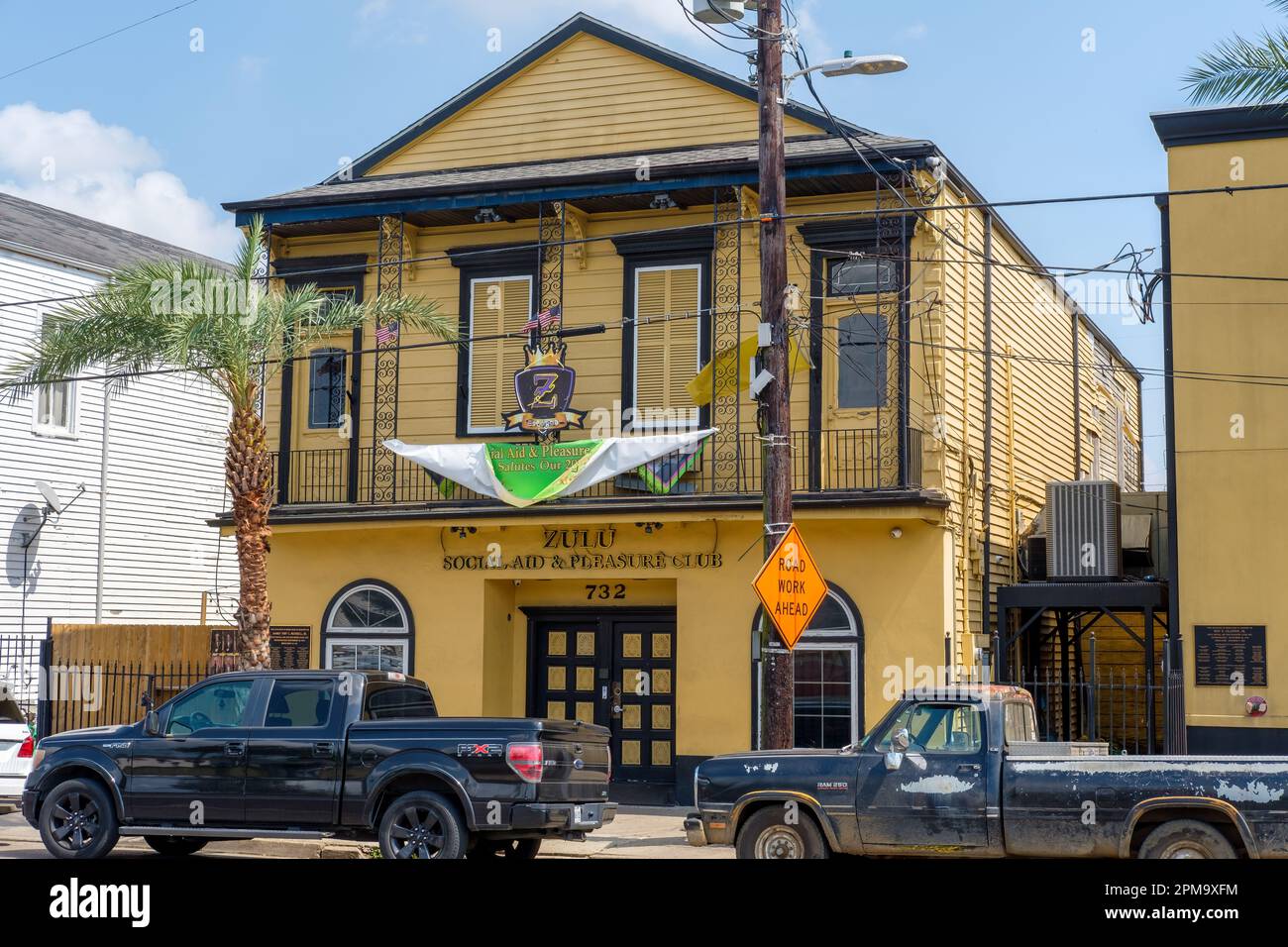 NEW ORLEANS, LA, USA - 1. APRIL 2023: Vorderansicht des Zulu Social Aid and Pleasure Clubs in der Broad Street Stockfoto