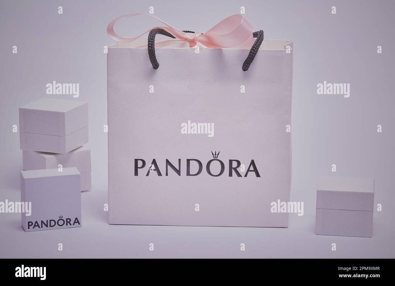 Pandora Geschenktasche und Geschenkboxen auf weißem Hintergrund, Mansfield, Nottingham, Großbritannien. Stockfoto