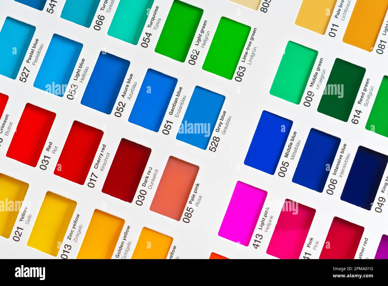 Leuchtende Farbmuster – Klebefolie – mit Farbnamen in Englisch und Deutsch, Nahaufnahme Stockfoto