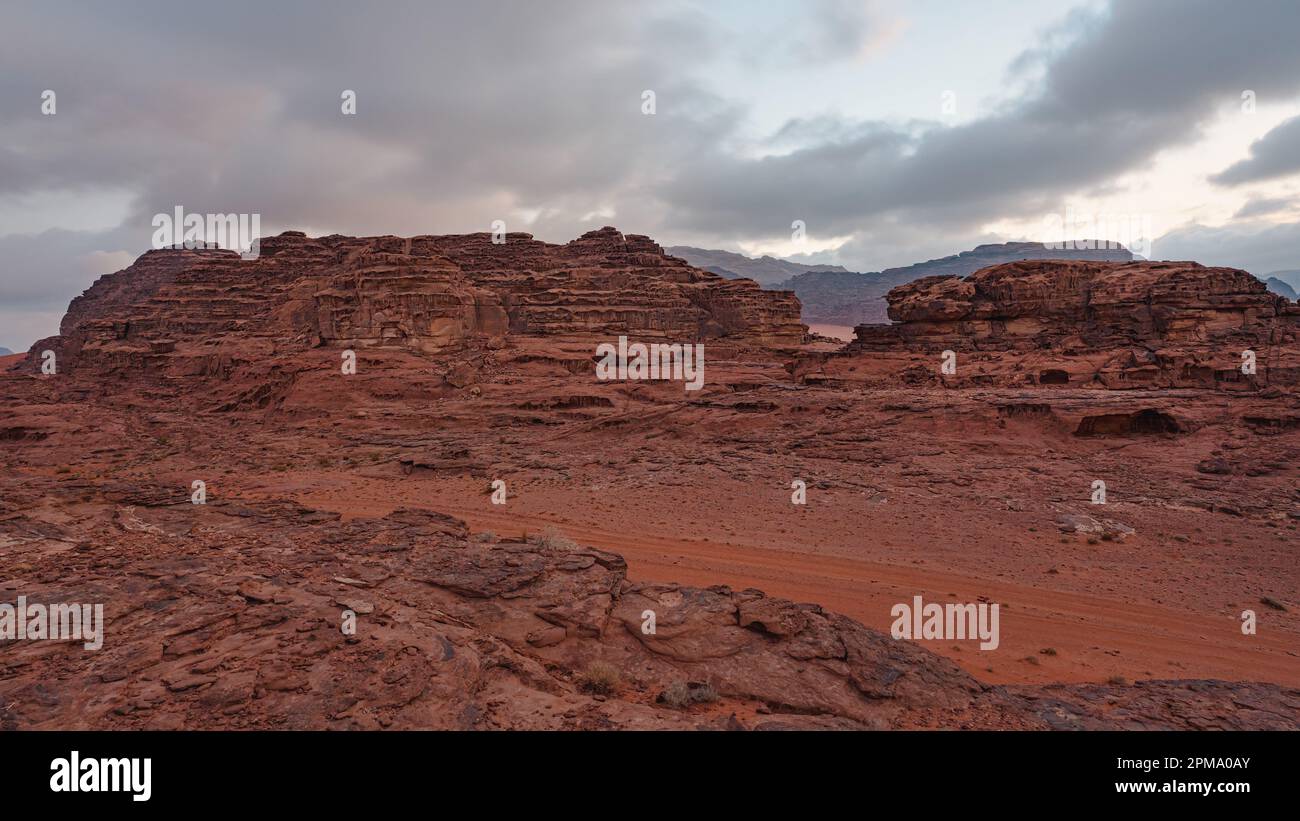 Felsige Landschaft in der Wadi Rum Wüste am bedeckten Vormittag Stockfoto