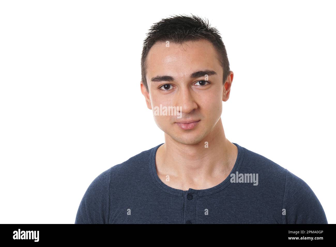 Kopf- und Schulterporträt eines gutaussehenden jungen Mannes mit kurzen dunklen Haaren Stockfoto