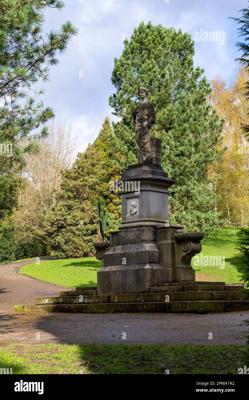Statue vor den Schwimmbädern in Howard Park, Glossop, Derbyshire, England. Stockfoto