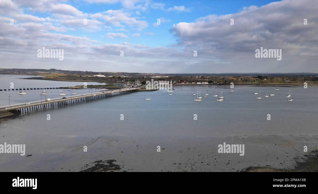 Luftaufnahme der Brücke, die hayling Island mit dem Festland von hampshire an der Südküste englands verbindet Stockfoto