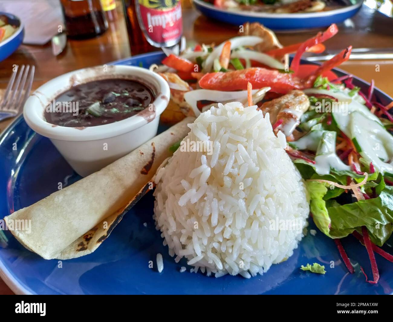 La Fortuna, Costa Rica - Casado, ein traditionelles Mittagessen in Costa Rica. Es umfasst normalerweise Reis, Bohnen, Fleisch, Mehlbananen, Salat, Und eine Tortilla. Stockfoto
