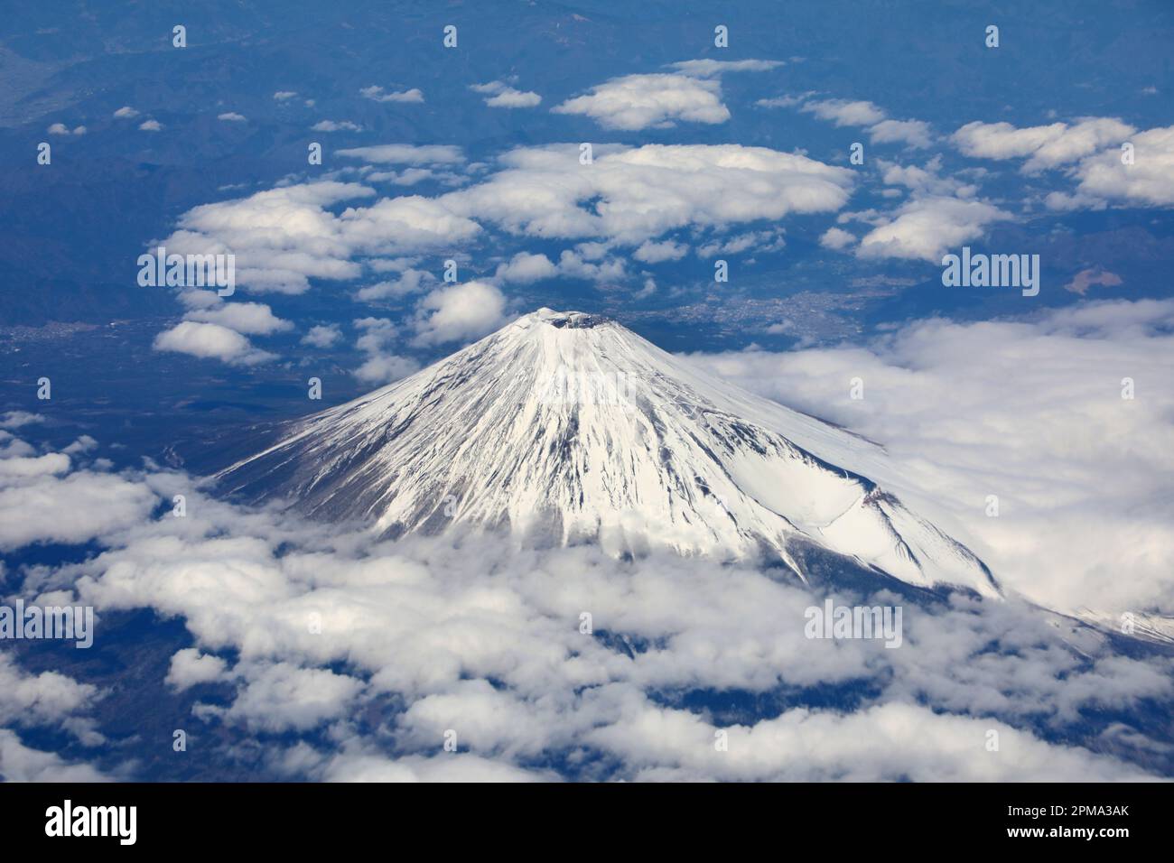 Luftaufnahme des schneebedeckten Gipfels des Fuji in Japan Stockfoto