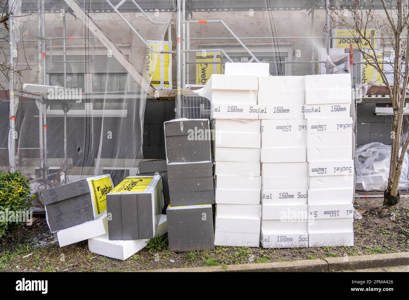 Energetische Renovierung von Wohngebäuden, älteres Wohnungsgebäude ist gerüstet, wird thermisch isoliert, Deutschland Stockfoto