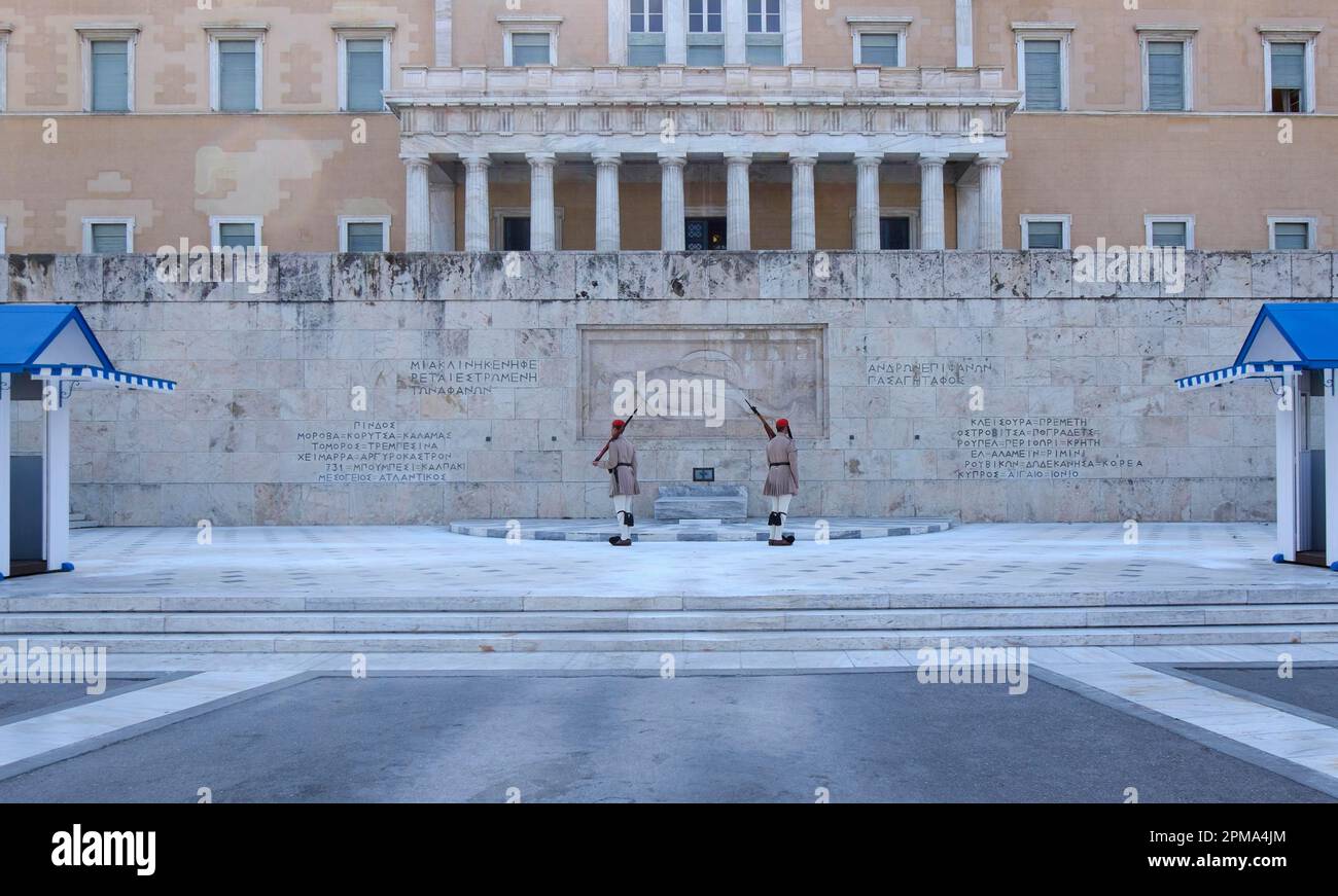 Evzone beim Wachwechsel am Grab des unbekannten Soldaten vor dem Parlament am Syntagma-Platz, Athen, Griechenland Stockfoto