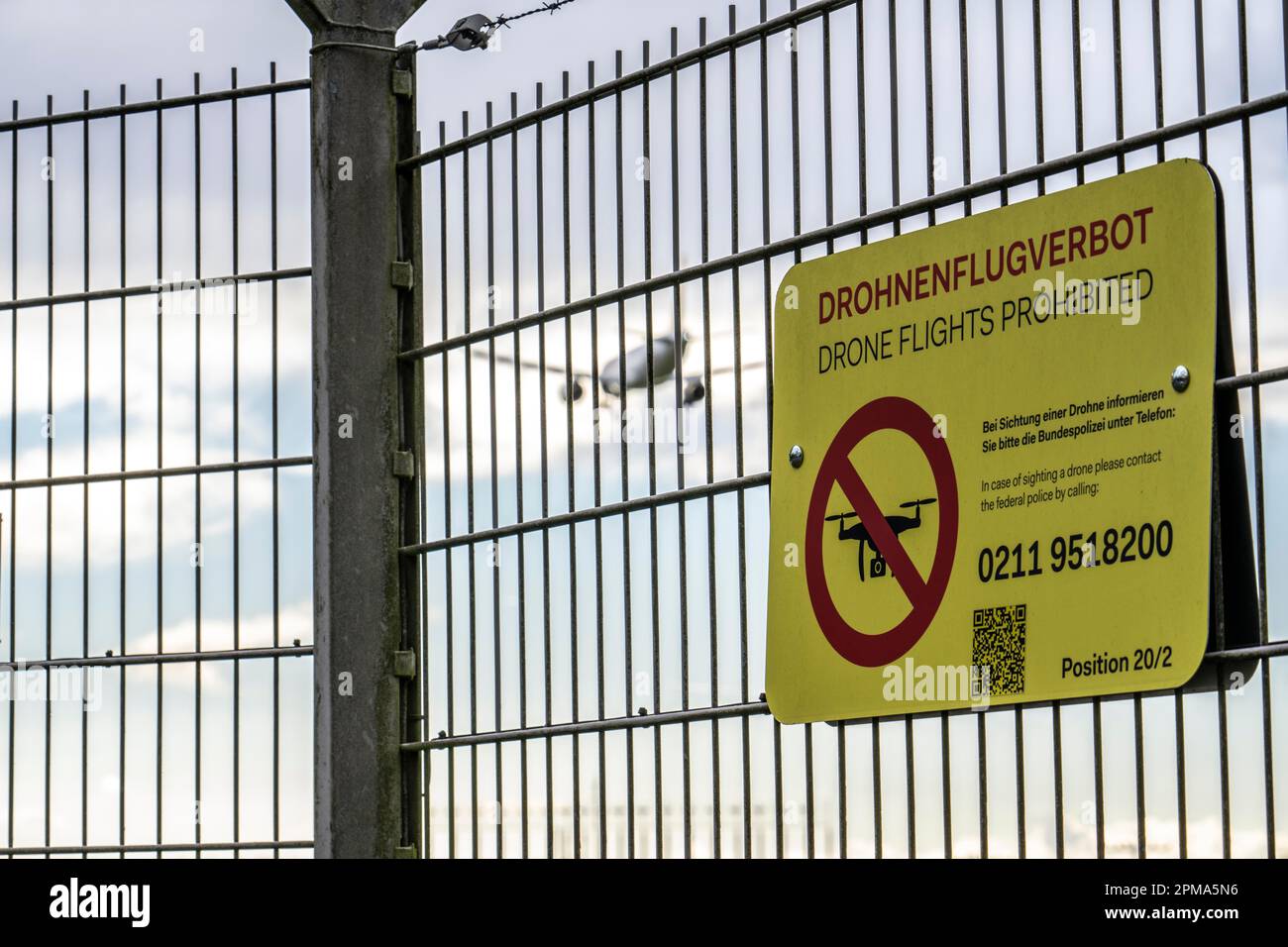 Internationaler Flughafen Düsseldorf, Sicherheitszaun an der Flughafengrenze, Start- und Landebahn, Hinweis auf das Verbot von Drohnenflügen auf Flughäfen, Flugzeuge auf App Stockfoto