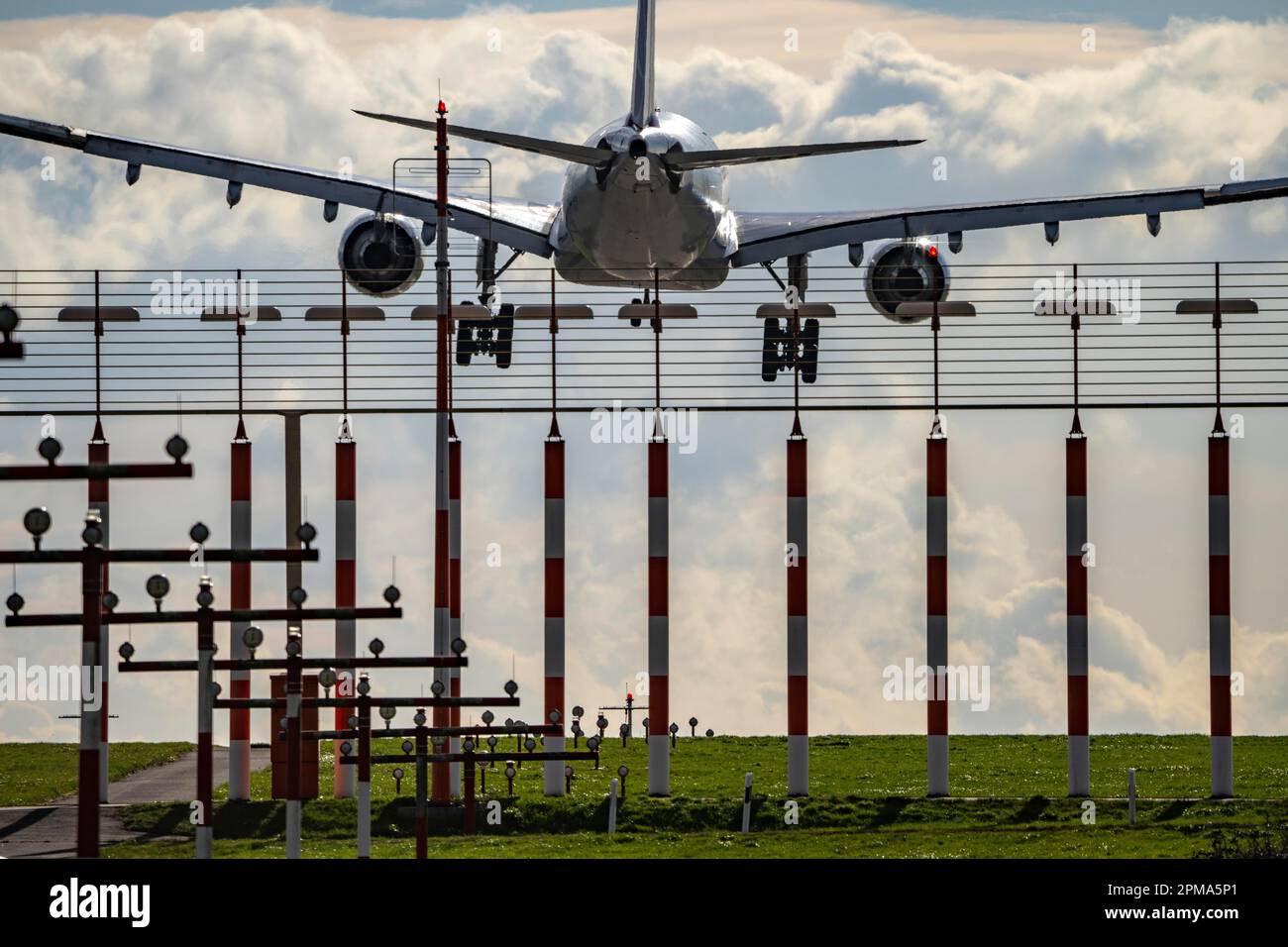 Internationaler Flughafen Düsseldorf, DUS, Pistenbeleuchtung, Landehilfe für Start- und Landebahn 05R/23L, Anflugzeug im Anflug, Stockfoto