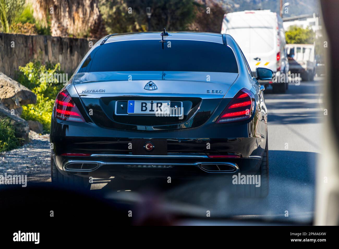 Das Auto mit dem gefälschten nordzyprischen Nummernschild (mit der Übersetzung aus Türkisch: Eins) wird verdächtigt, einem einflussreichen Mitglied der Unterwelt in Zypern zu gehören Stockfoto