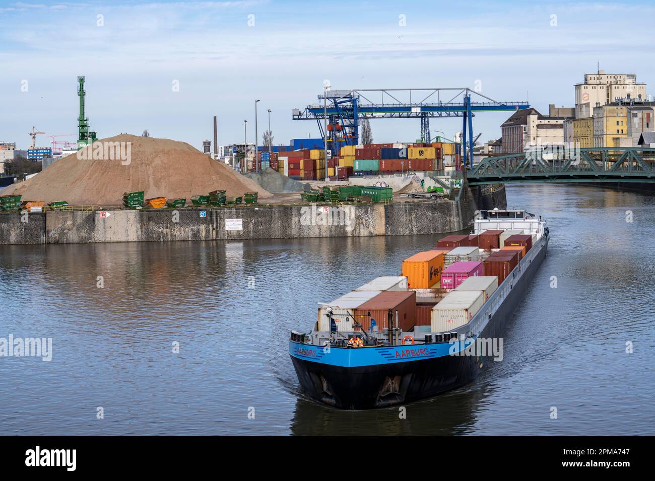 Der Containerfrachter Aarburg, der das Containerterminal im Frankfurter Osthafen verlässt, gehört der Contargo Rhein-Main GmbH, Hessen, Deutschland, Stockfoto