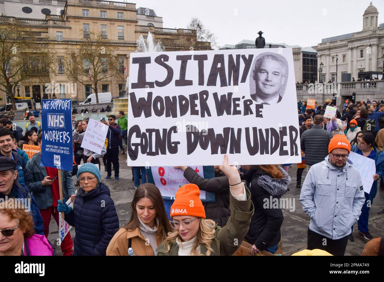 London, Großbritannien. 11. April 2023 Tausende von Ärzten in der Ausbildung inszenierten einen Protest auf dem Trafalgar Square, als sie ihren viertägigen Streik begannen, der die Wiederherstellung des vollen Gehalts verlangte. Stockfoto