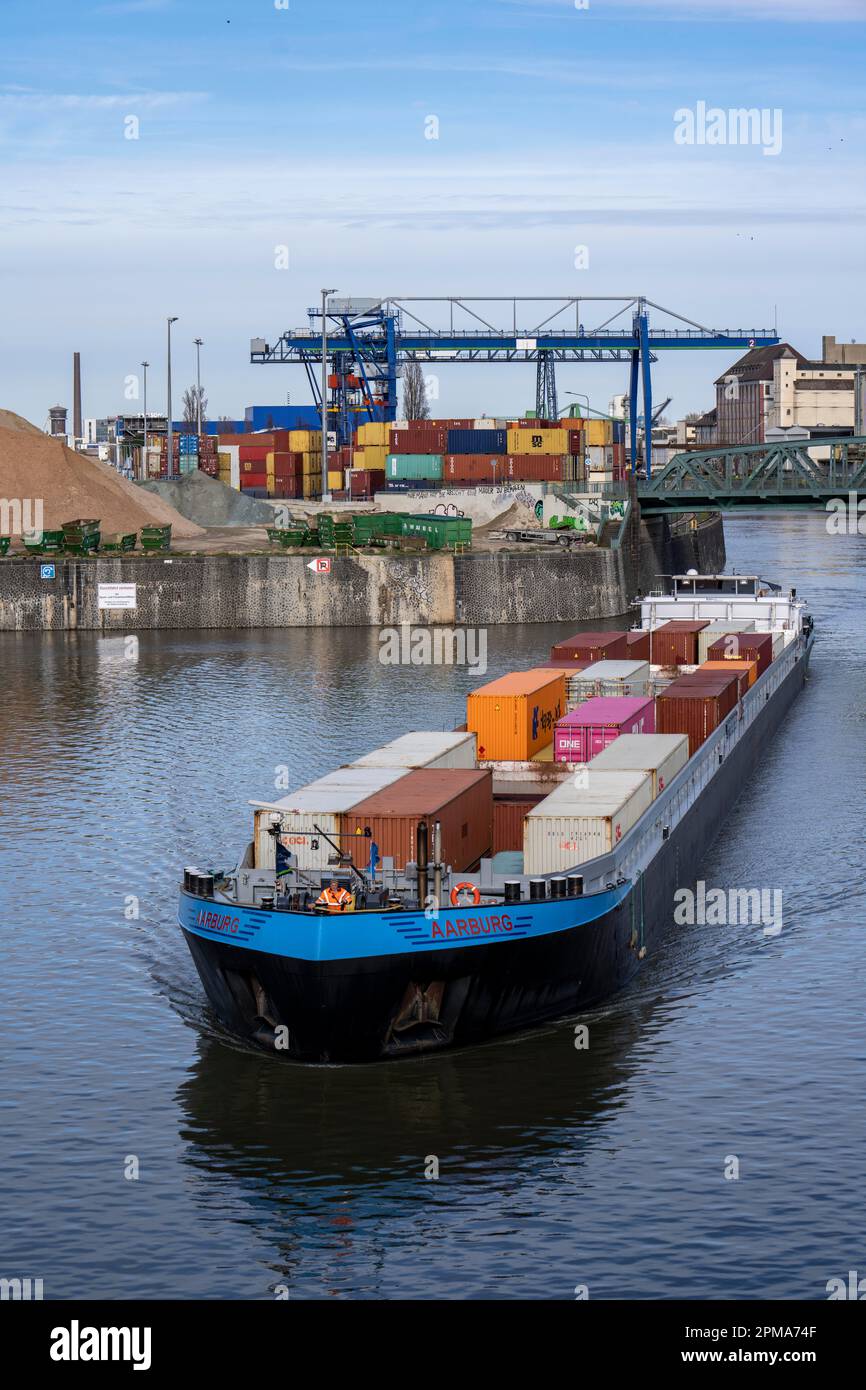 Der Containerfrachter Aarburg, der das Containerterminal im Frankfurter Osthafen verlässt, gehört der Contargo Rhein-Main GmbH, Hessen, Deutschland, Stockfoto