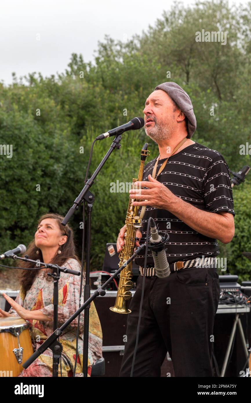 Serge Casero und das französische Jazz-Quintett in einem Konzert am Ende der Ballade „Jazz a velo“. Tourismusbüro La Domitienne. Colombiers, Occitanie, Frankreich Stockfoto