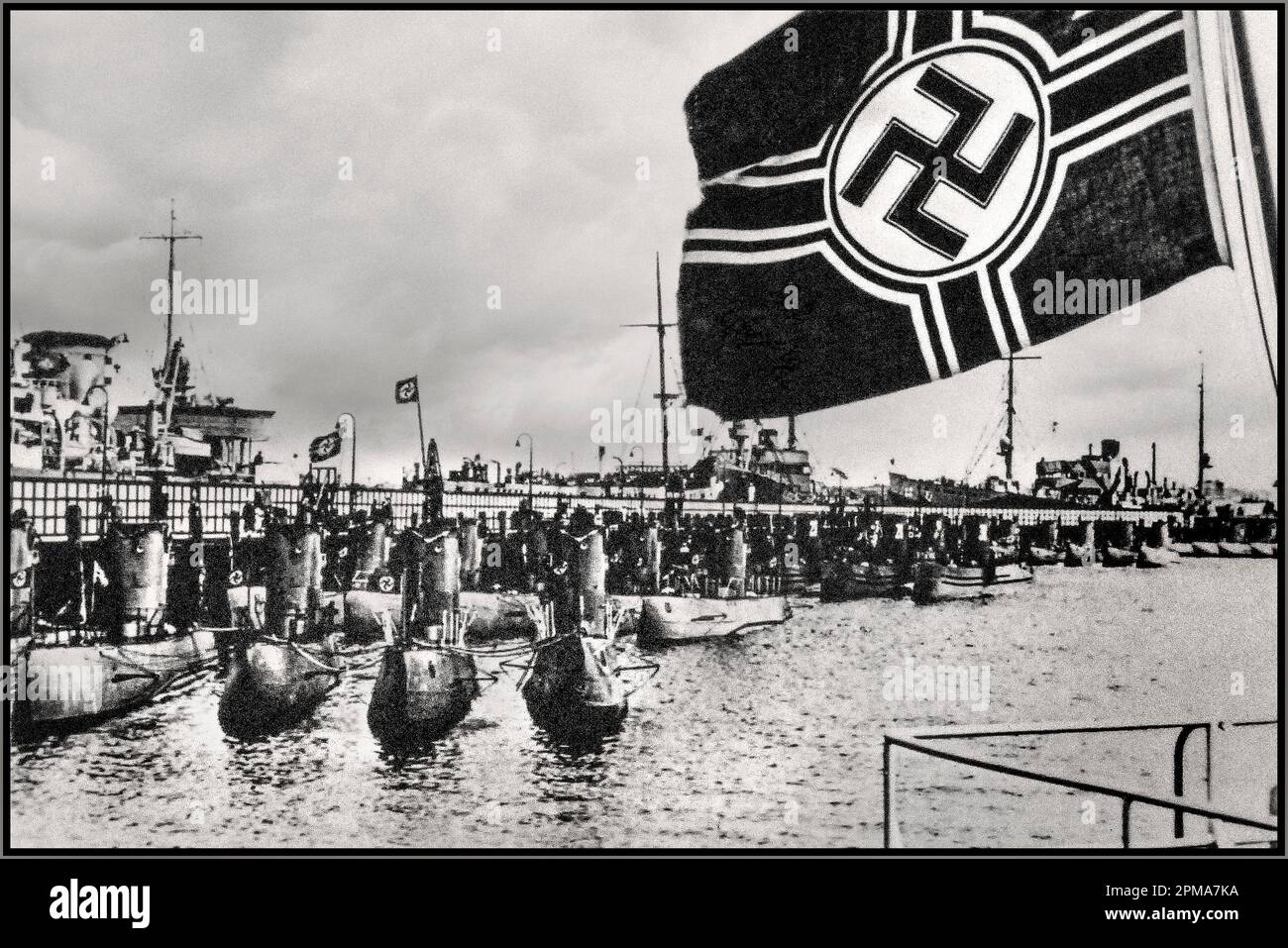 1940er WW2 Nazi-deutscher U-Boot-Kugelschreiber mit der Kriegsmarine-Flagge von Nazi-Deutschland, in der das Swastika-Emblem im Vordergrund liegt. Diese Flagge diente vom 7. November 1935 bis zum 8. Mai 1945 als Fähnrich des Krieges an Bord aller deutscher Kriegsschiffe der Nazis. Es wurde im Hafen und auf See vom Flagstaff oder vom Masten geflogen. Reichskriegsflagge. 2. Weltkrieg 2. Weltkrieg Stockfoto
