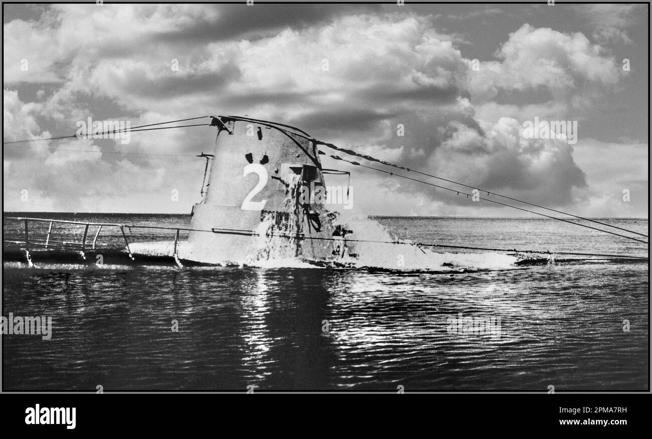 Das U-BOOT WW2 bricht auf, bis zur Oberfläche des Meeres, mit dem Steuerturm von Nazideutschland Kriegsmarine Navy Unterseeboat U Boote, mit dem Kennzeichen Nr. 2 an der Seite des Turms, in dramatischem Licht. Das deutsche U-Boot U-2 aus dem Zweiten Weltkrieg war ein U-Boot vom Typ IIA der Kriegsmarine von Nazi-Deutschland. Ihr Kiel wurde am 11. Februar 1935 von den Deutschen Werken von Kiel als Werft Nr. 237 niedergelegt; sie wurde am 1. Juli gestartet und am 25. Juli 1935 in Auftrag gegeben, wobei Oberleutnant zur See Hermann Michahelles das Kommando hatte. 1944 gesunken ohne registrierte alliierte Schiffe gesunken zu haben. Stockfoto