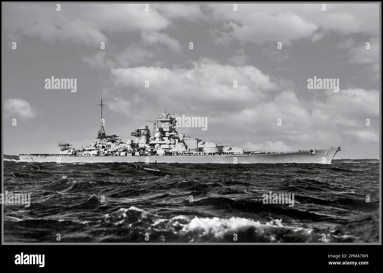 SCHARNHORST WW2 Nazi-Kreigsmarin Schlachtschiff Schlachtschiff Schlachtschiff Schlachtschiff Schlachtschiff Schlachtschiff Anfang 1943 schloss sich Scharnhorst dem Schlachtschiff Tirpitz der Bismarck-Klasse in Norwegen an, um alliierte Konvois in die Sowjetunion zu sperren. Scharnhorst und mehrere Zerstörer haben sich aus Norwegen versammelt, um einen Konvoi anzugreifen, aber britische Marinepatrouillen fingen die deutsche Truppe ab. Während der Schlacht am Nordkap (26. Dezember 1943) versenkte die Royal Navy HMS Duke of York Scharnhorst. Nur 36 Männer überlebten, von einer Crew von 1.968. DAS SCHARNHORST Kriegsmarin-Nazi-Deutschland Stockfoto