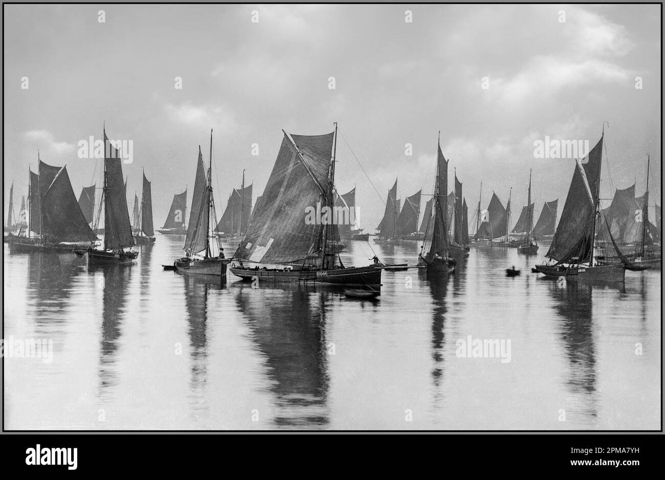BRIXHAM DEVON VINTAGE 1800er British Fishing Fleet wartet auf eine Brise, Brixham, Devon. Datum um 1889 traditionelle hölzerne Segelboote, die warten, bis sich ihre Segel füllen. Francis Frith & Co Stockfoto