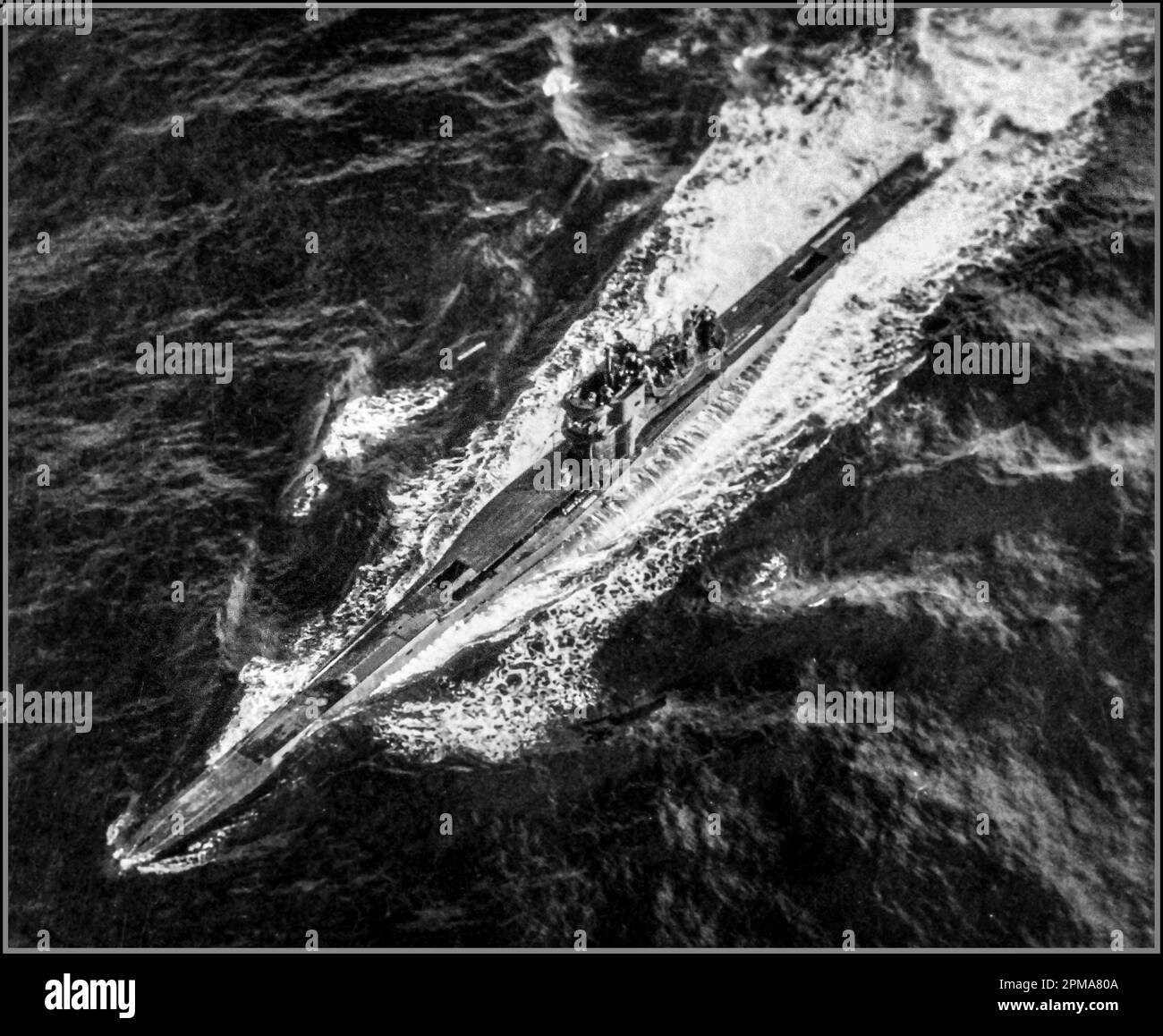 U-BOOT-Kapitulation von Nazi-Kriegsmarin-deutschen U-Booten im Zweiten Weltkrieg. U-249 kapituliert am 9. Mai 1945. U-249 war das erste U-Boot, das nach der Kapitulation Deutschlands kapituliert hat. Das U-Boot übergab sich einem PB4Y-1 ‚Liberator‘ von FAW-7 vor den Scilly Islands. Offizielle US-Regierung Navy-Foto, Stockfoto