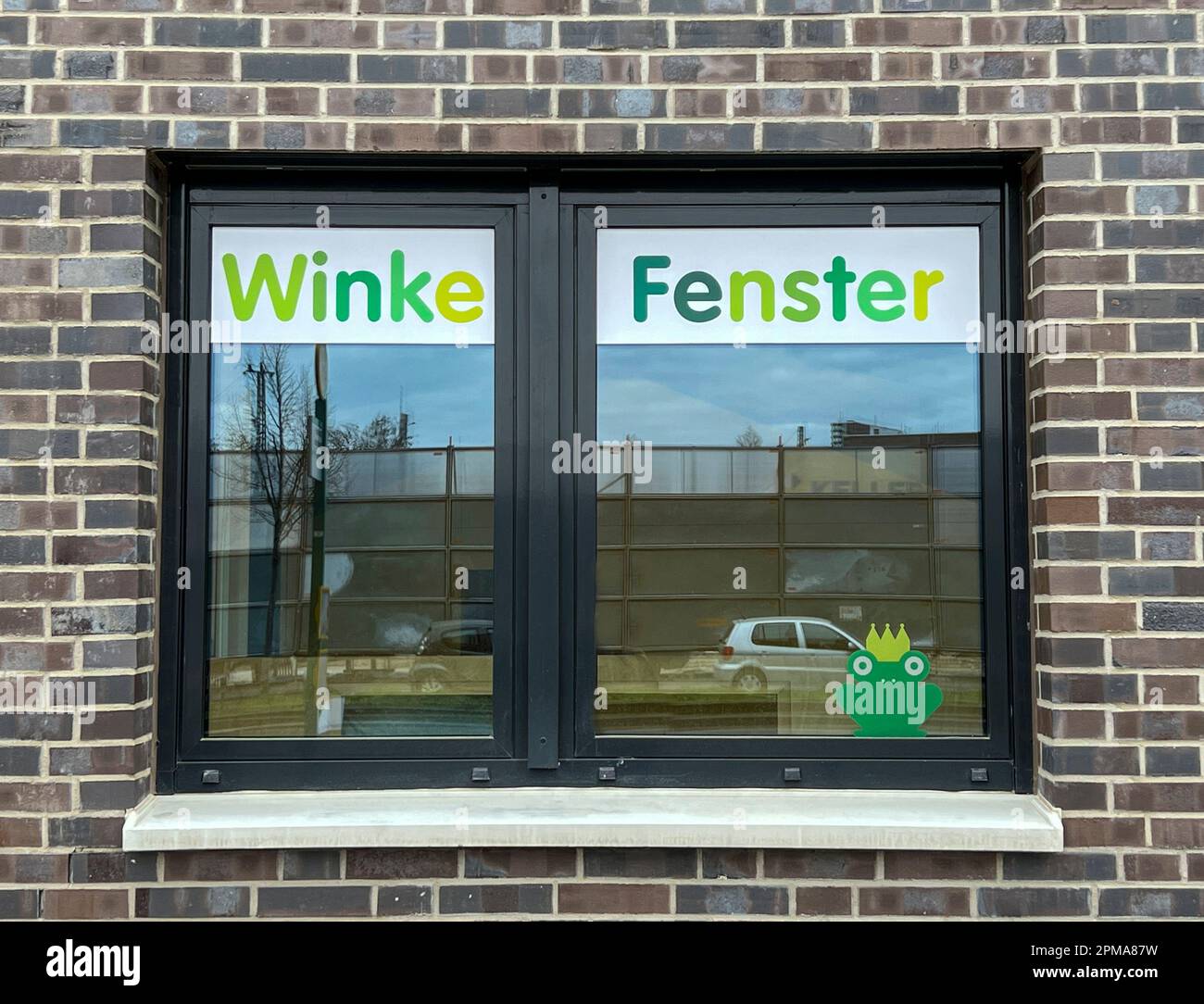 Kita, Winke Fenster, hier können sich Eltern von ihren Kindern verabschieden, nachdem sie sie im Kindergarten abgesetzt haben Stockfoto