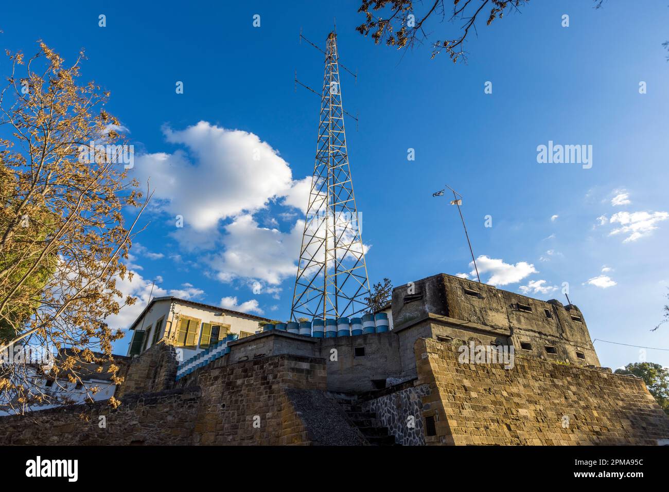 Grenzbefestigung auf der griechischen Seite der innerstädtischen Grenze in der Gemeinde Nikosia, Zypern Stockfoto