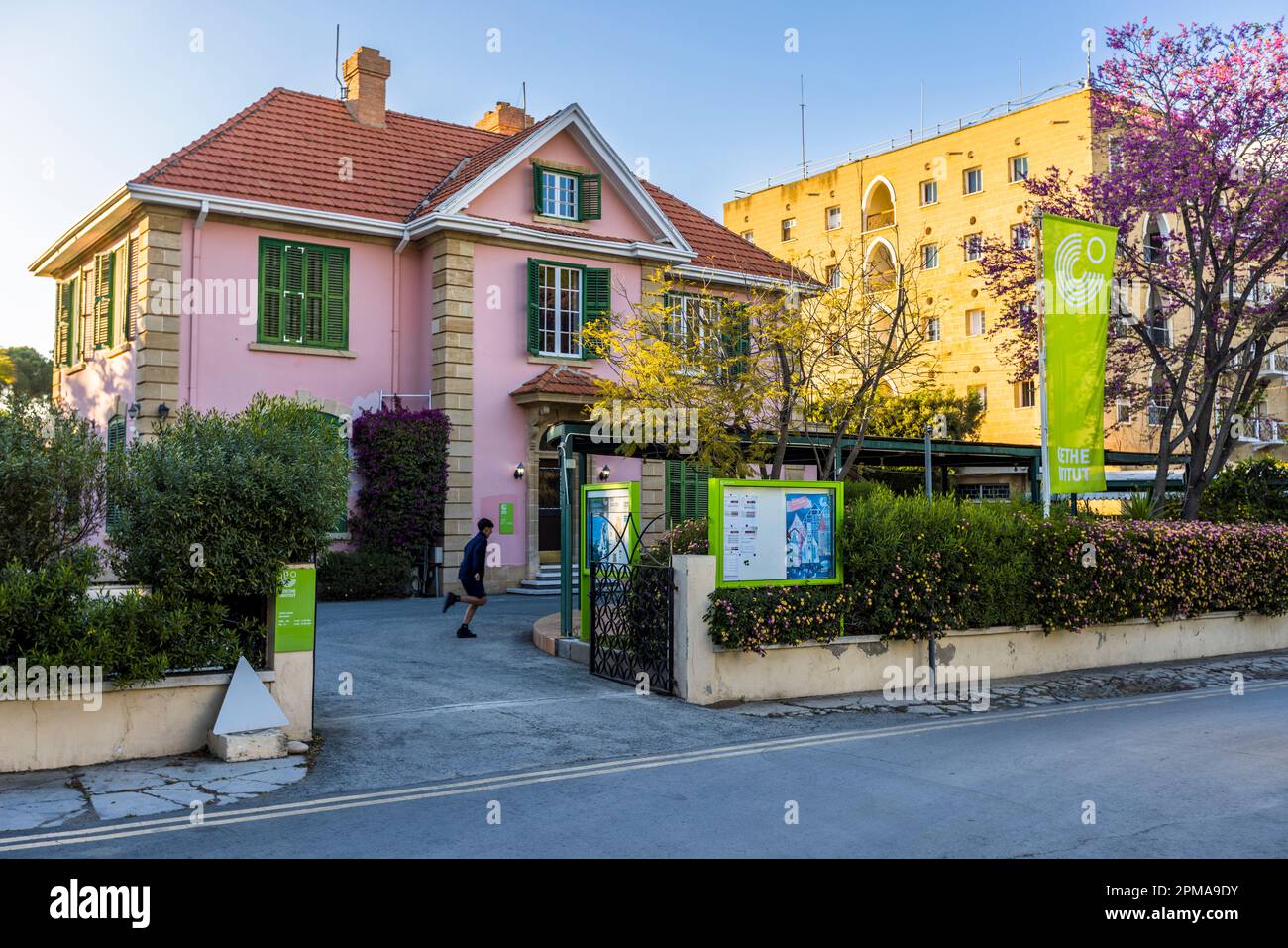 Goethe-Institut in der Pufferzone in Nikosia. Auf dem Gelände finden bikommunale Projekte statt. Zu Fuß passieren Sie diesen Grenzübergang (Ledra-Palast), die Stadt Nikosia, Zypern Stockfoto